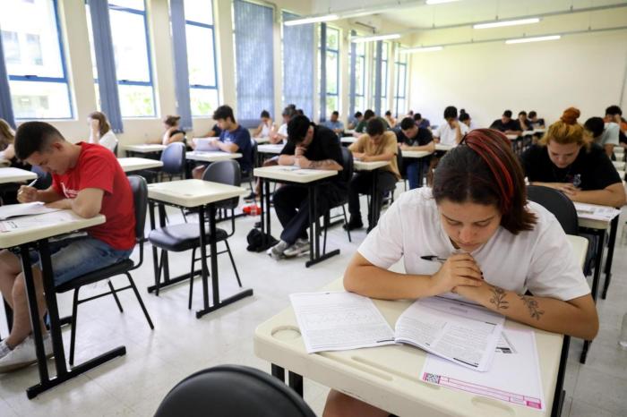 Vestibular, acesso e permanência: um contraponto necessário