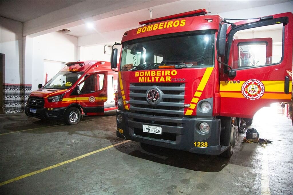 Incêndio atinge prédio abandonado no Centro de Santa Maria e mobiliza bombeiros