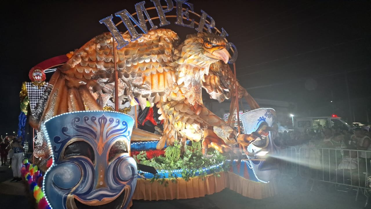 Desfile de carnaval em Santa Cruz do Sul leva 15 mil pessoas para a Avenida Galvão Costa