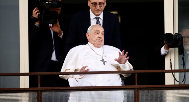 Papa Francisco recebe alta após quase 40 dias internado