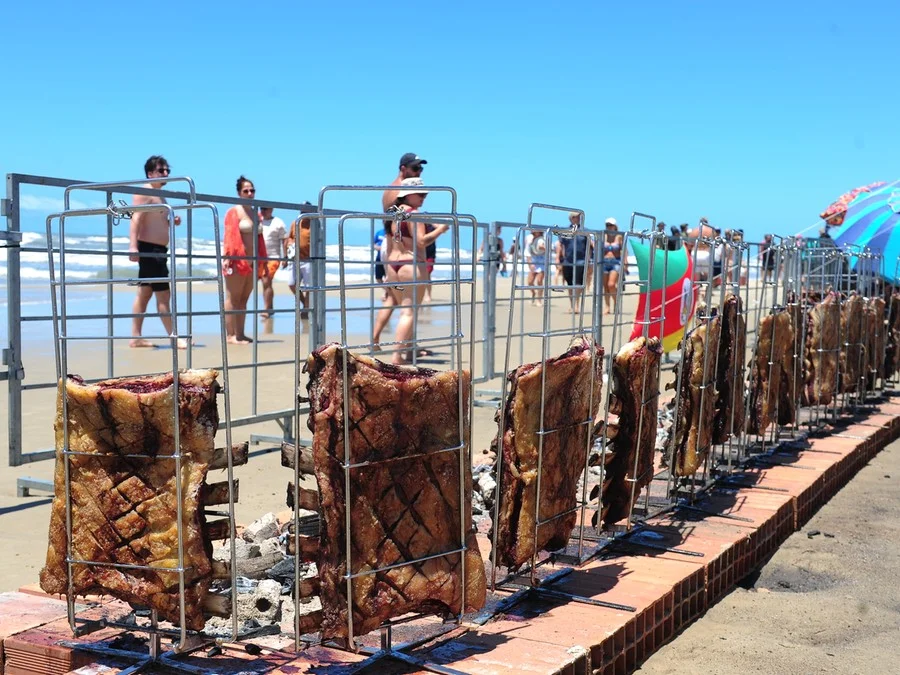 Com 1,8 mil assadores, Paleta Atlântida reúne multidão no Litoral Norte