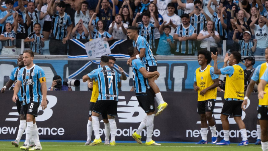 Com um a mais, Grêmio faz 3 a 0 no Inter e se aproxima do título gaúcho